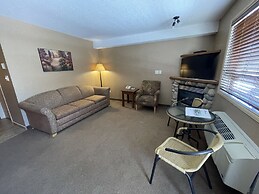 Elkwater Lake Lodge