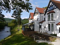 Craig-y-Dderwen Riverside Hotel