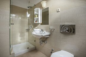 Balhambra Suites - Adults Only