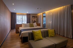 Page 10, Hotel