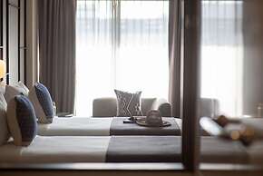 Page 10, Hotel