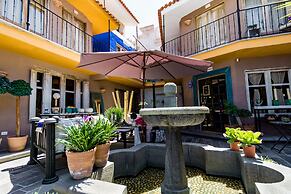 Azul Colonial