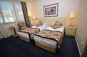 Class Hotel