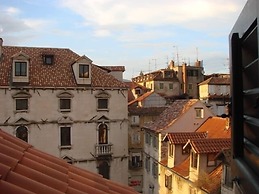 Rodrigo Apartments