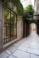 Rodrigo Apartments