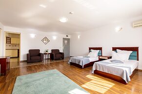 Lira Pacific Aparthotel