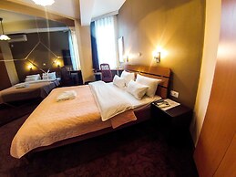 Orange Inn Hotel