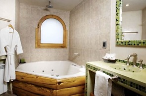 Lirolay Suites
