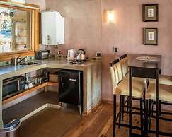 Lirolay Suites