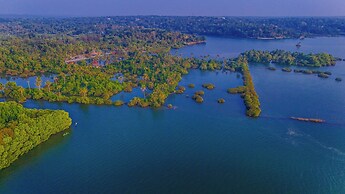 Fragrant Nature Backwater Resort & Ayurveda Spa