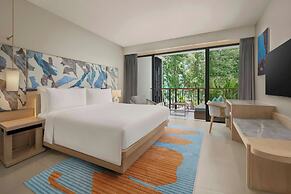 Le Méridien Phuket Mai Khao Beach Resort