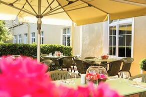 Seven Oaks Hotel