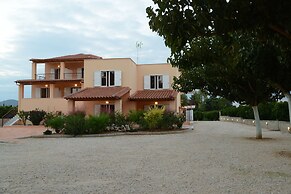 Maria's Filoxenia Suites