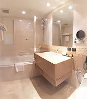 Amora NeoLuxe Hotel