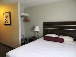 Super 8 by Wyndham Saskatoon Near Downtown