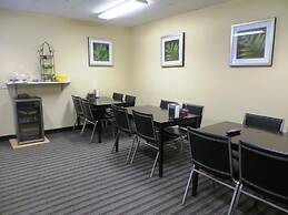Super 8 by Wyndham Saskatoon Near Downtown