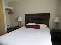Super 8 by Wyndham Saskatoon Near Downtown