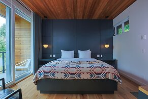 Duffin Cove Oceanfront Lodging