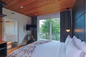 Duffin Cove Oceanfront Lodging
