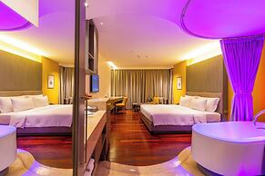 LiT BANGKOK Hotel