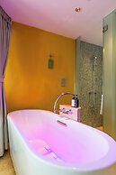 LiT BANGKOK Hotel