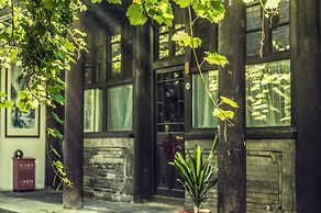 Hill Lily Courtyard