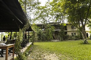 Hotel Parkside & Swimming Pool-Between Greenery and Azure ,Your Perfec