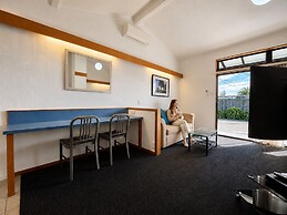 Teal Motor Lodge