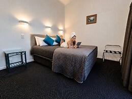 Teal Motor Lodge