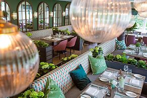 Hogarths Hotel