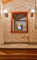 Tranquilla River Lodge - Adults Only