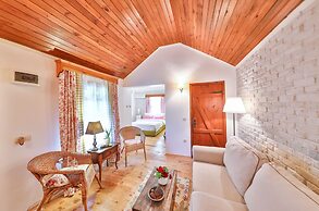 Tranquilla River Lodge - Adults Only