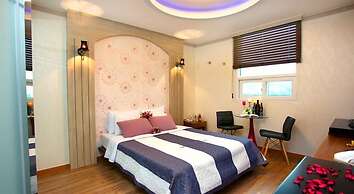 Q Hotel