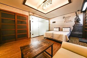 Q Hotel