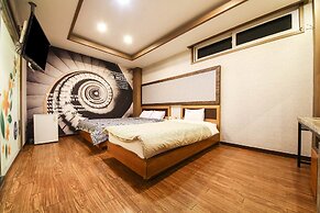 Q Hotel