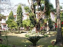 Rhino Lodge & Hotel