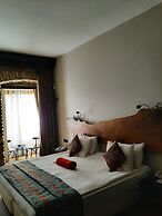 West Pera Hotel