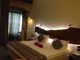 West Pera Hotel