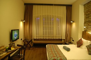 West Pera Hotel