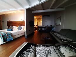 West Pera Hotel