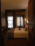 West Pera Hotel