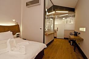 West Pera Hotel