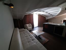 West Pera Hotel