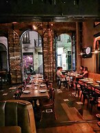 West Pera Hotel