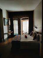 West Pera Hotel