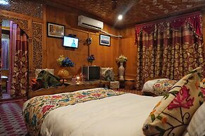 Swan Group Of Houseboats