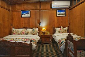 Swan Group Of Houseboats