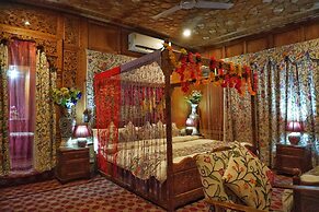 Swan Group Of Houseboats