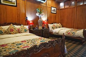 Swan Group Of Houseboats