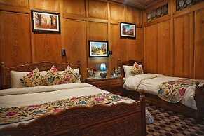 Swan Group Of Houseboats